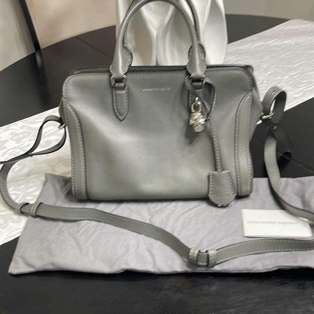 It’s a beautiful bag barely used it maybe couple times